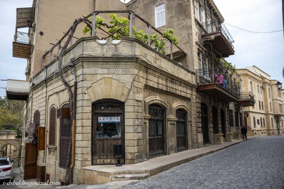 Старый город ичери шехер. Баку старый город балкон. Баку улица бадалбейли. Баку старые дома. Старый баку азербайджан.