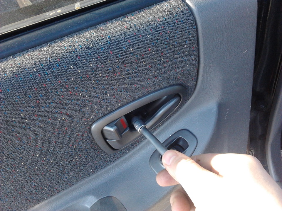 Дверь машинки заблокировалась. Кнопка двери Hyundai Accent 2006. Дверь Hyundai Getz без ключа. Hyundai Accent 2006 кнопки закрытия дверей. Ручка открывания двери Хендай акцент 2006.