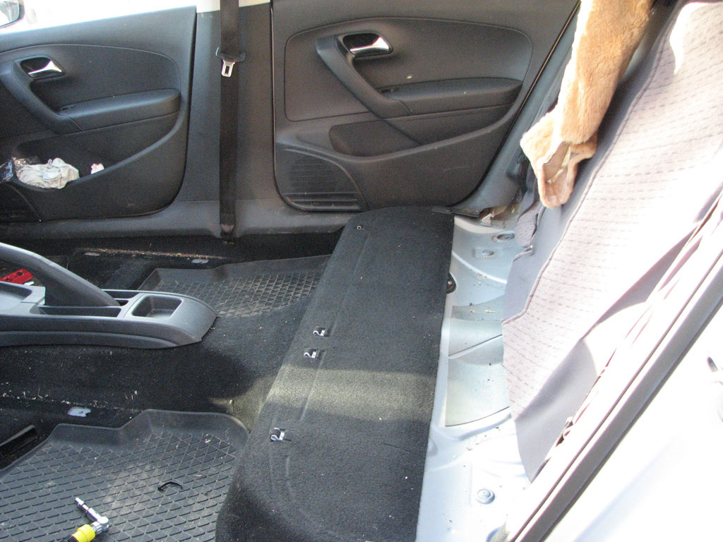 Как разложить заднее сиденье в фольксваген поло седан. Тайник под пассажирским сиденьем фольксваген поло седан. Задние нижние сиденья фольксваген поло. Как снять заднее сиденье на поло. Фиксатор заднего сиденья шкода фабия 2.