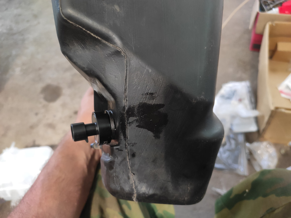 Бачок с датчиком. Хоть и купил новый датчик, но был и старый, ломаться там нечему. — Chevrolet Cruze (1G)