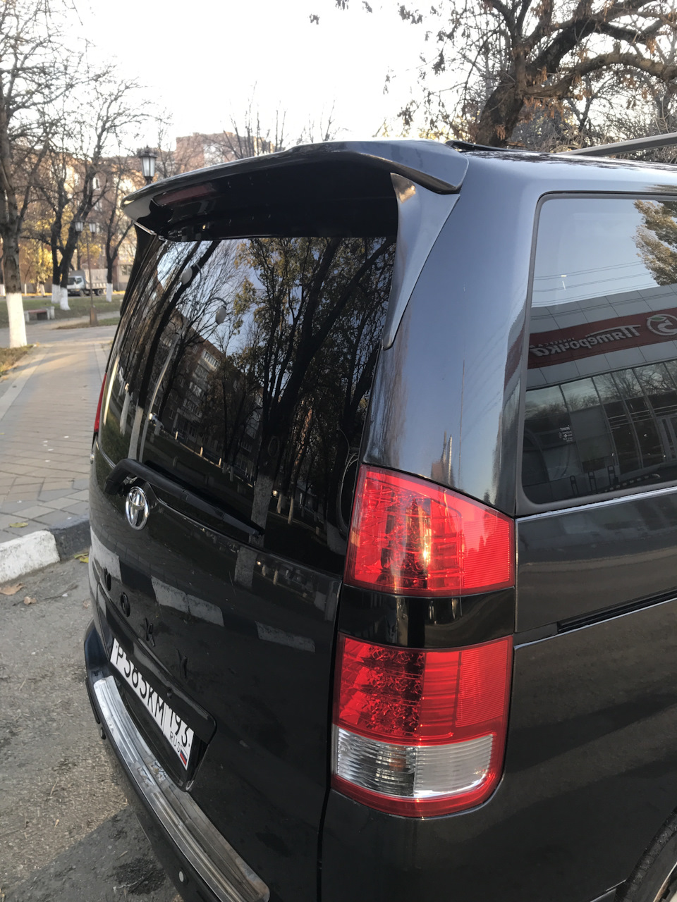 Ветровики на заднее стекло — Toyota Voxy, 2 л, 2002 года | стайлинг ...