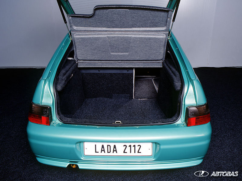 Крышка багажника у ВАЗ 2112 тяжелее чем у 2114, поэтому усилие на штоке больше
