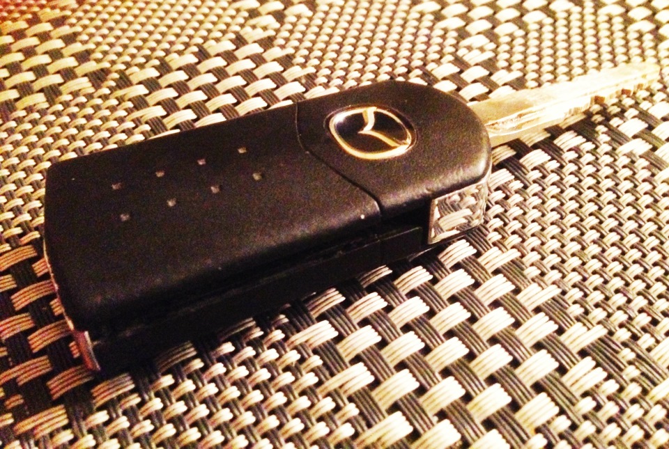 Замена батарейки в ключе — Mazda 3 (1G) BK, 2 л, 2008 года ...