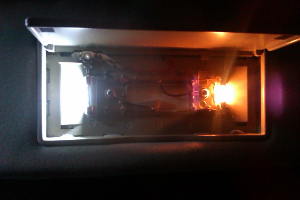 Вот что мы видим. Есть одно небольшое но. Лампочки которые заказал с прямыми торцами, а которые штатные на конус заострены и хорошо держаться в пазу, мои хоть и тоже держаться но все же как то не гуд. Вот и решил на торец новых лампочек чуть чуть капнуть олова, чтобы лучше держались! — ТагАЗ Vortex Estina