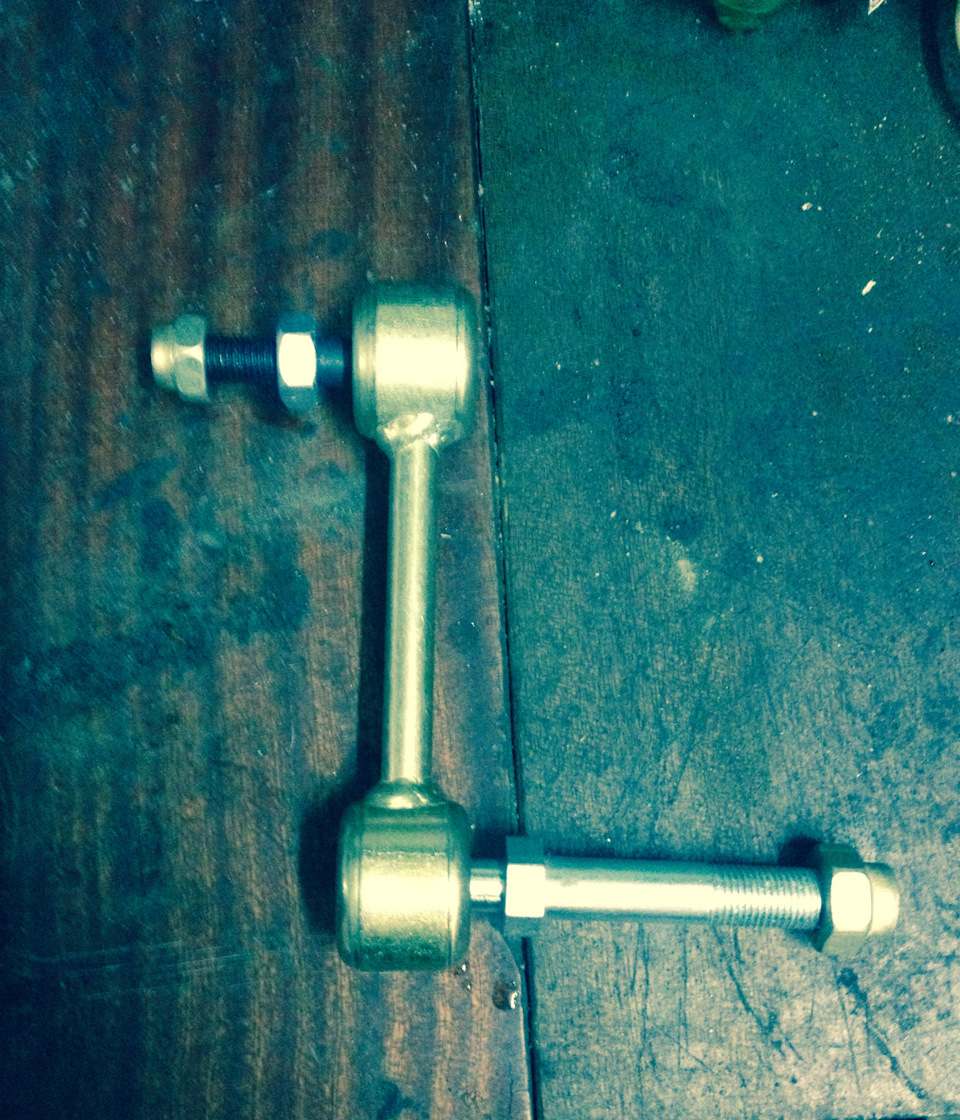 Замена левой передней стойки стабилизатора — Toyota Mark II (90), 3 л ...