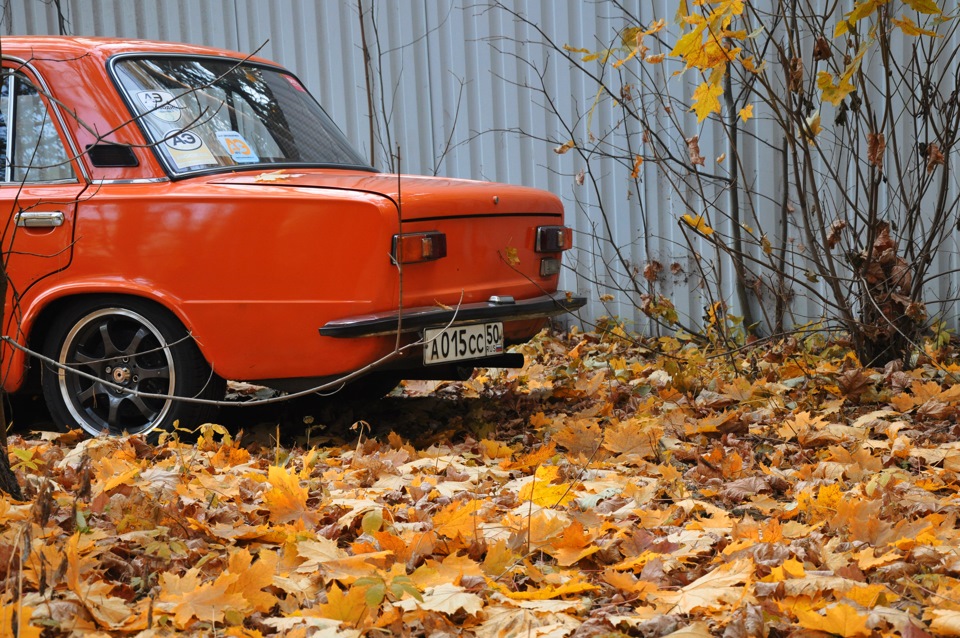 Классика осень. Жигули 2101 оранжевая. ВАЗ 2101 апельсин. 2101 Оранжевая. Автомобиль классика осень.