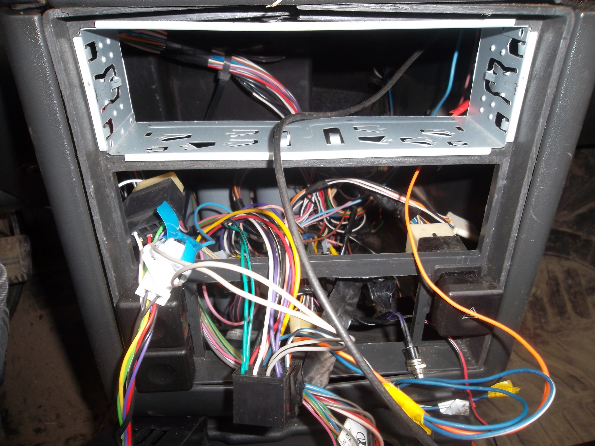 какие провода на передние динамики