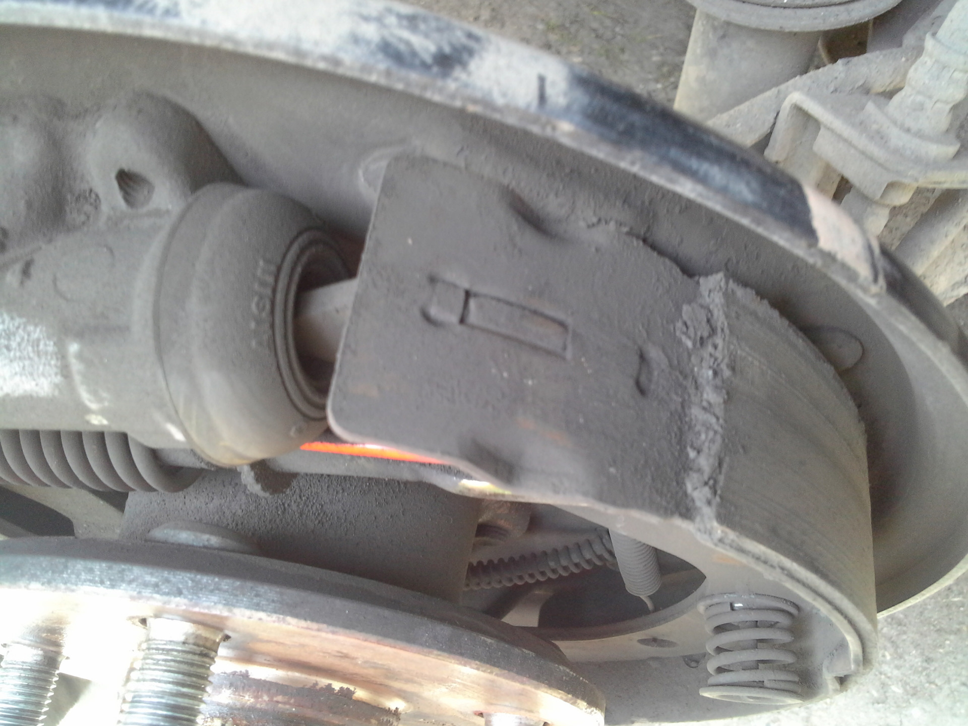 Королла 2001 год задняя колодка. Скрежет при работе. Шаркающий звук при движении. Колодки заржавели в суппорте. Скрежет при работе.