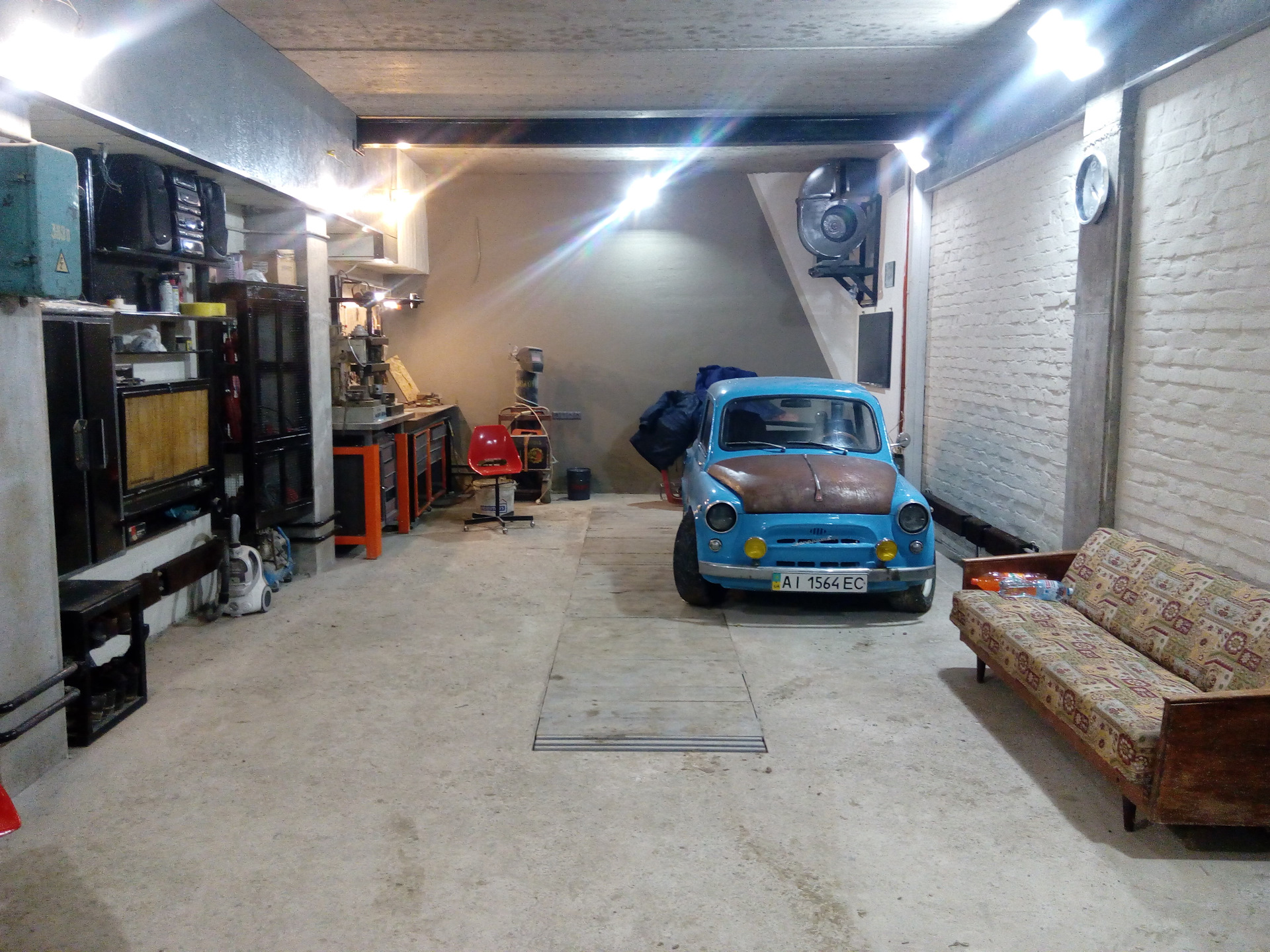 Ремонтный гараж. Отделка гаража. Гараж внутри. Интерьер гаража. Идеи отделки гаража.