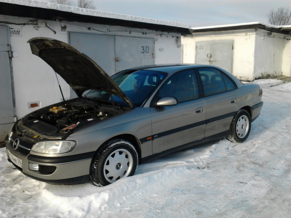 Патрубок от помпы к печке разорвало. — Opel Omega B, 2 л, 1996 года ...