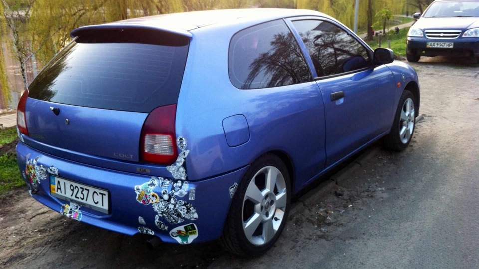 Хорошо. Хочу неоновую подсветку днища — Mitsubishi Colt V, 1,3 л, 1998 ...