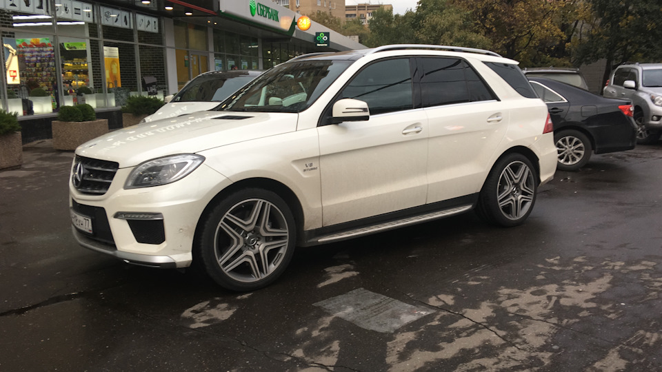 Ml 10r. Мерседес ml белый тонированный. Мл 166 белый. Мл 350 белый тонированный. Ml63 w166 белый антихром наклейки черные.