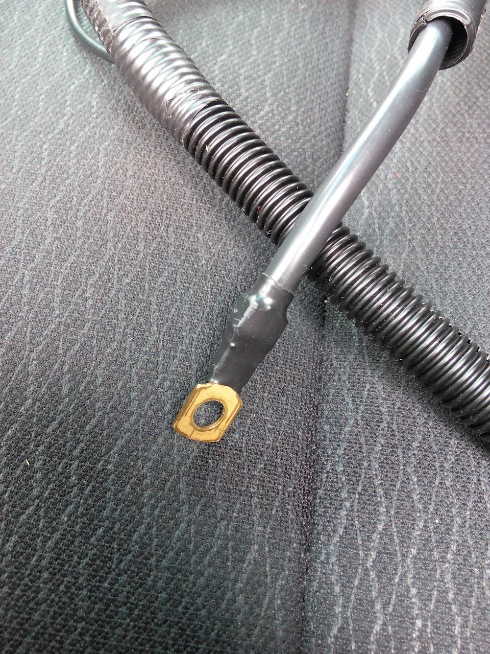 Наши свечи имеют каждая свой провод до блока розжига свечей, а на жгуте УАЗ они все соединены в 1 толстый провод. — SsangYong Actyon Sports (1G)