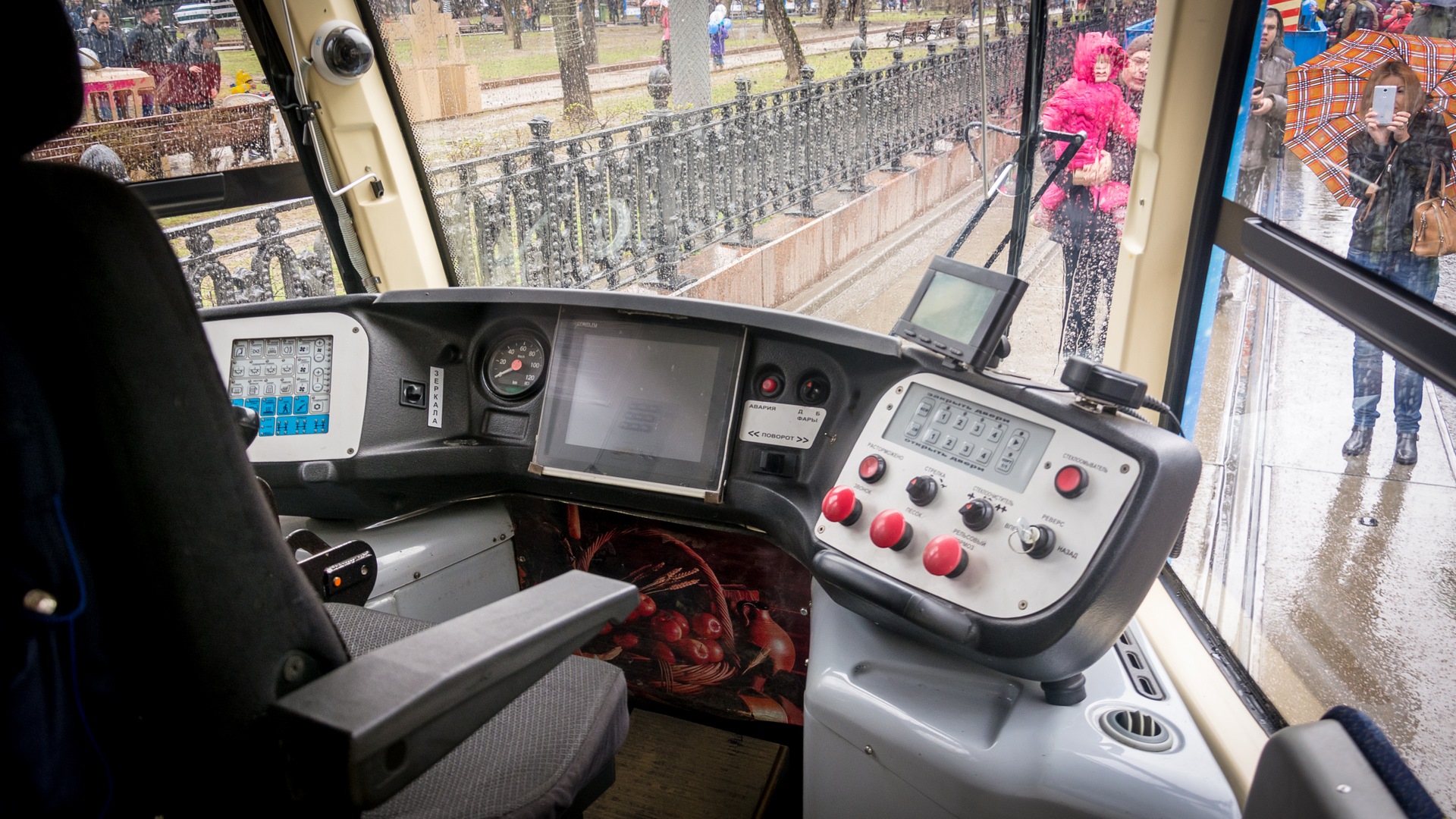 Кабина трамвая. Кабина трамвая КТМ 23. Трамвай КТМ 71-623 кабина. КТМ 23 кабина. Пульт управления трамвая 71-605
