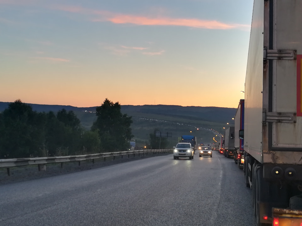 Заехал в дом на ниве. 7d6fd65s 960. Заехал в дом на ниве фото. Заехал в дом на ниве-7d6fd65s 960. картинка Заехал в дом на ниве. картинка 7d6fd65s 960. Решил консолидировать свою поездку в один пост и поделиться, начну сначала.Однажды в студеную зимнюю пору… Кхм… Начало смутно знакомое, ну да ладно… Короче, купил я Ниву!Решение пришло ко мне спонтанно, раньше я думал о машине для поездок, куда основную Хонду жалко, а тут Хонду продал и ездил на такси да на общественном транспорте, пока ничего не купил, ну и жена говорит — давай купим Ниву, ты же хотел. Я задумался, но на сайт с объявлениями тут же зашел. И через месяц нашел 2001-го года 2131, как и хотел, т.к. в планах было ездить далеко, а по трассе 31-я выигрывает на мой взгляд.