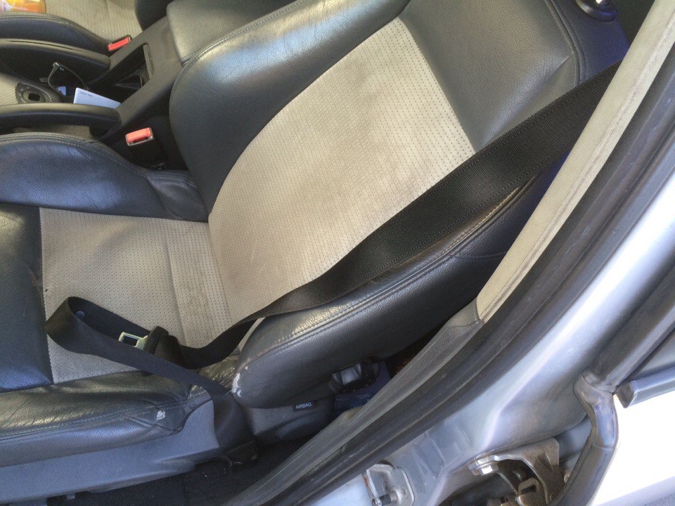 Ремни безопасности плохо возвращаются что делать. 7d7520as 960. Ремни безопасности плохо возвращаются что делать фото. Ремни безопасности плохо возвращаются что делать-7d7520as 960. картинка Ремни безопасности плохо возвращаются что делать. картинка 7d7520as 960. Ремень безопасности с пассажирской стороны стал еще хуже возвращаться обратно после использования. Когда пассажир спереди выходит и отстёгивает ремень, то он потом еще какое то время болтается и вяло — вяло возвращается назад. И проблема тут совсем не в пружине натяжителя и механизма, а в обычном скоплении пыли и грязи на петле внутри обшивки, через которую проходит ремень. Видел тут на Драйве несколько постов на эту тему. Некоторые пол машины разбирают, чтобы добраться до механизма ремней безопасности, снять его, перетянуть пружину и собрать все обратно. Делать этого совершенно не нужно. Тут поможет старая добрая силиконовая смазка. Решение проблемы, к стати, нашел на форуме Меган Клуба. Ремни безопасности плохо возвращаются что делать. 7d7520as 960. Ремни безопасности плохо возвращаются что делать фото. Ремни безопасности плохо возвращаются что делать-7d7520as 960. картинка Ремни безопасности плохо возвращаются что делать. картинка 7d7520as 960. Ремень безопасности с пассажирской стороны стал еще хуже возвращаться обратно после использования. Когда пассажир спереди выходит и отстёгивает ремень, то он потом еще какое то время болтается и вяло — вяло возвращается назад. И проблема тут совсем не в пружине натяжителя и механизма, а в обычном скоплении пыли и грязи на петле внутри обшивки, через которую проходит ремень. Видел тут на Драйве несколько постов на эту тему. Некоторые пол машины разбирают, чтобы добраться до механизма ремней безопасности, снять его, перетянуть пружину и собрать все обратно. Делать этого совершенно не нужно. Тут поможет старая добрая силиконовая смазка. Решение проблемы, к стати, нашел на форуме Меган Клуба.