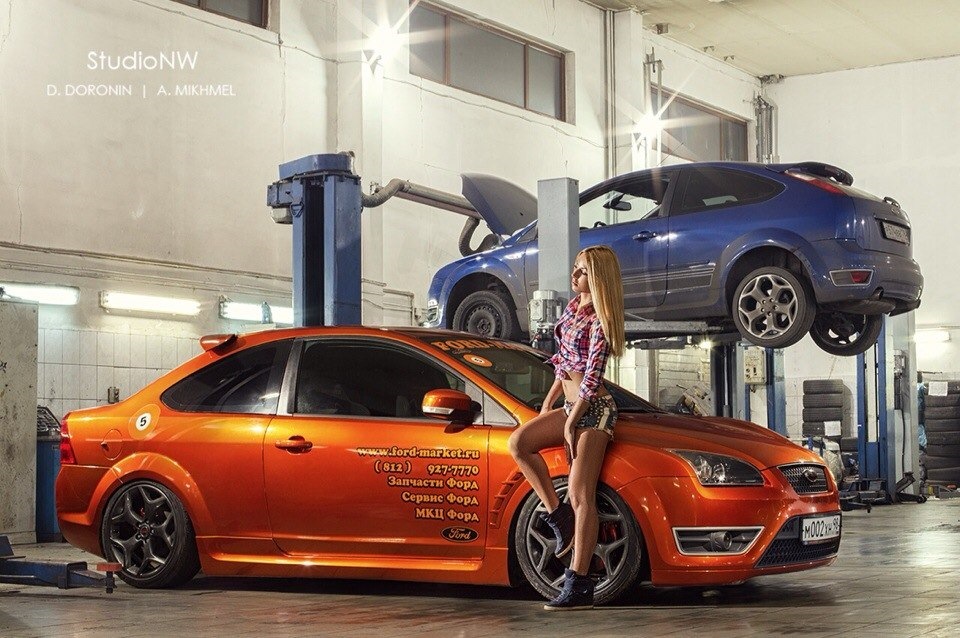Машины привлекающие внимание. Форд фокус 2 реклама. Форд фокус 2 и девушки. Реклама Форд фокус 3. Форд фокус фотосессия.