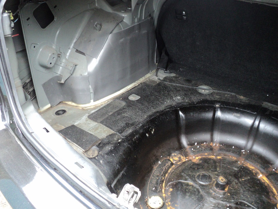 Откуда вода в багажнике. Мазда 2 2008 вода в багажнике. Днище багажника Форд фокус 2. Мазда 6 GH хэтчбек в багажнике вода хэтчбек. Mazda 6 GH под запаской коврик.