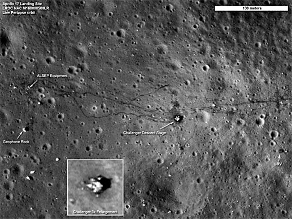 Что видели американцы на луне. 7d81ddas 960. Что видели американцы на луне фото. Что видели американцы на луне-7d81ddas 960. картинка Что видели американцы на луне. картинка 7d81ddas 960. Немало американских радиолюбителей перехватили странные замечания астронавтов, предназначенные сугубо для Хьюстона. Позже эти реплики астронавтов были удалены из официальной передачи о посадке на Луну.Армстронг: "Что это? В чем, черт возьми, дело? Я хотел бы знать правду, что это такое?!"Наступило замешательство, затем стал говорить Центр полетов НАСАХьюстон: "Что происходит? Что-нибудь не в порядке? Хьюстон вызывает "Аполлон-11"!"Армстронг: "Здесь находятся большие объекты, сэр! Огромные! О Боже. Здесь находятся другие космические корабли! Они стоят с другой стороны кратера! Находятся на Луне и наблюдают за нами!"Армстронгу и Олдрину был бы отдан приказ вернуться, если бы один из объектов вдруг засветился или стал приближаться. То, что оставило следы, похожие на танковые, обеспокоило не только экипаж "Орла", но и Хьюстон. Только спустя пять часов Армстронгу и Олдрину было разрешено открыть люк и ступить на поверхность Луны.