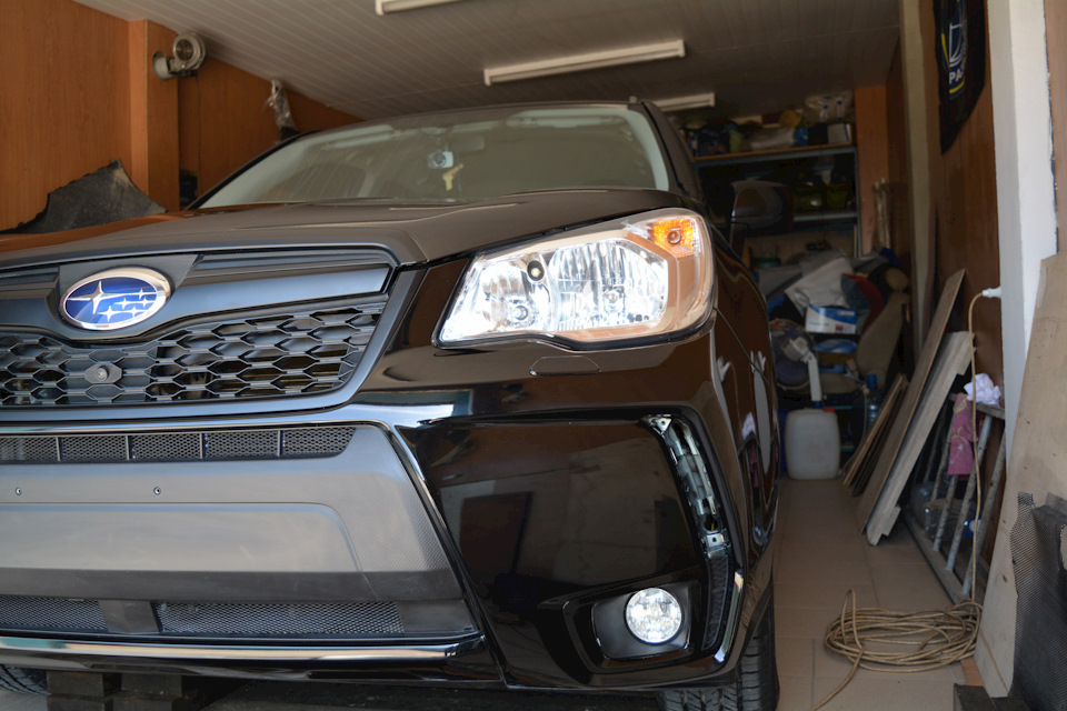 Выполнил все его ценные рекомендации, крышечки плотно прилегли к бамперу, без зазоров, но развернуты антисимметрично и я пошел дальше, разогрел феном всё крепление форсунки и подогнал так, как мне надо) — Subaru Forester (SJ)