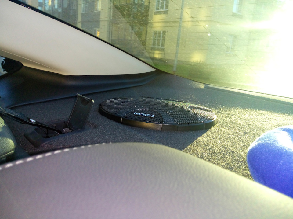 Правый динамик из салона. — Ford Mondeo V