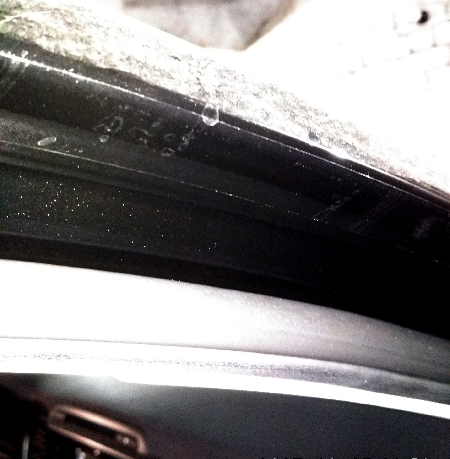 Скрипит уплотнитель. Уплотнитель для стекла в раму. Дребезг стекол гранта fl. Уплотнитель двери бмв g05. Скрипят уплотнители дверей.