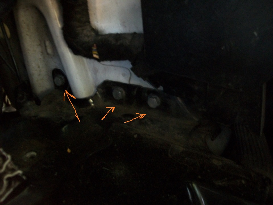 Крепление площадки аккумулятора — Citroen C4 (1G)