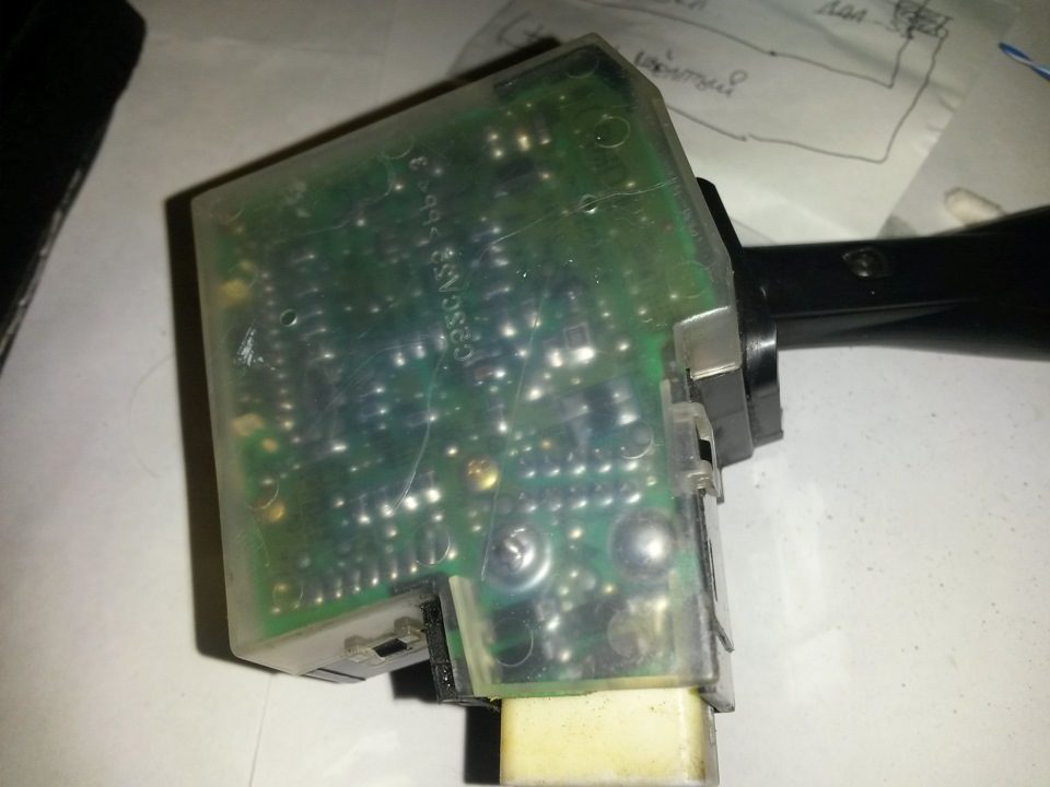 Под защитной крышкой всё нужное — Mitsubishi Pajero iO