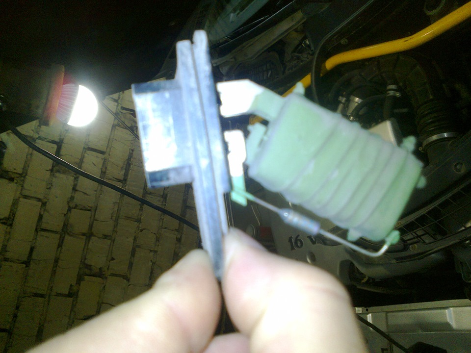 Замена резистора вентилятора печки. — LADA Приора седан, 1,6 л., 2007 ...