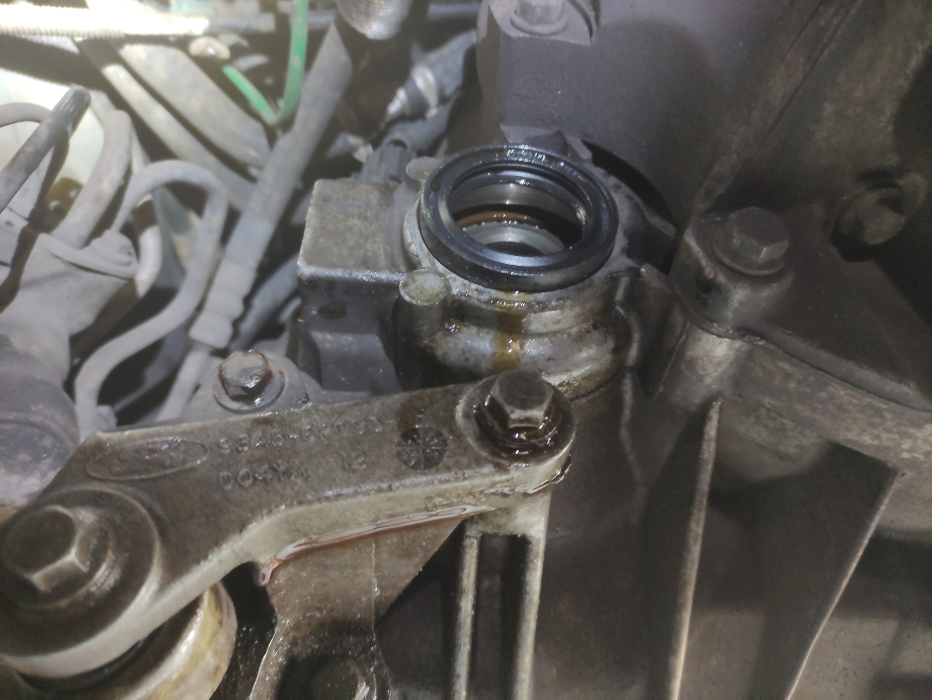 Замена сальника привода, тот что на коробке передач — Ford Focus I ...