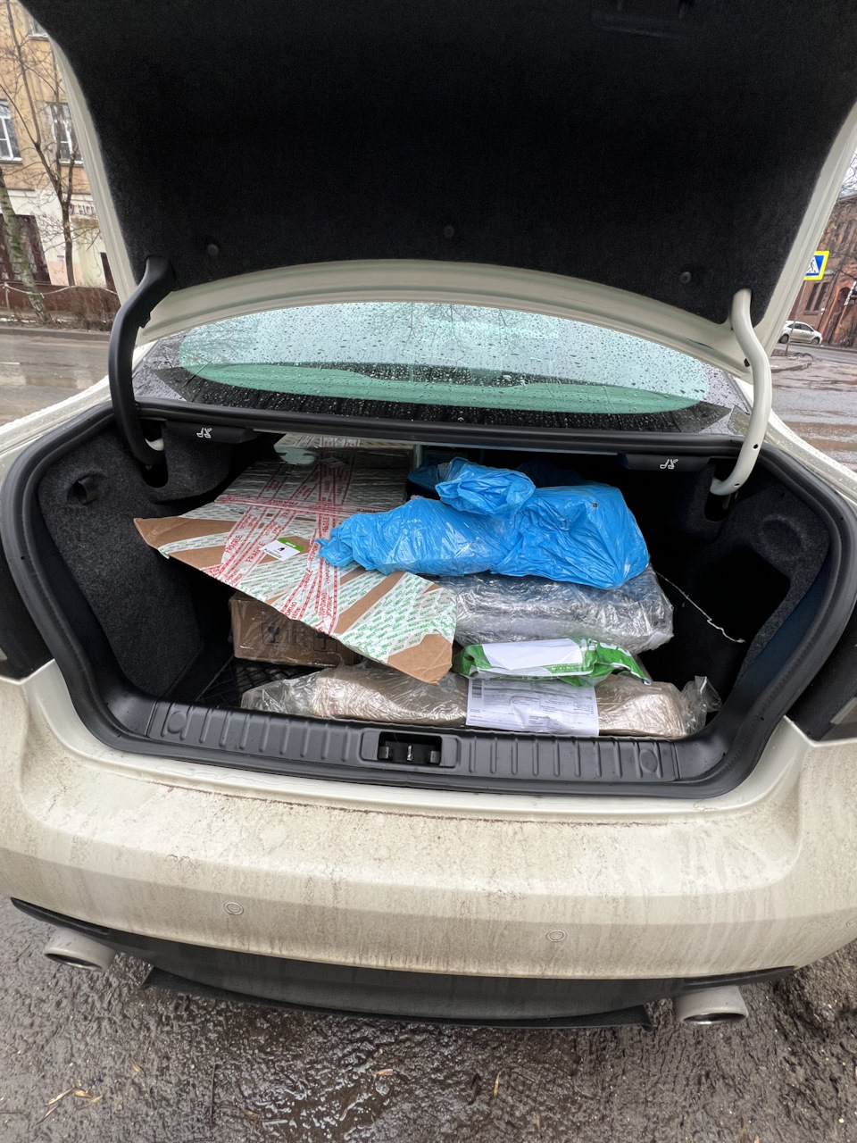 А здесь у меня в багажнике телевизор для Camry 70, два радиатора, вентилятор с корпусом и ещё какие то детальки — Saab 9-3 (2G)