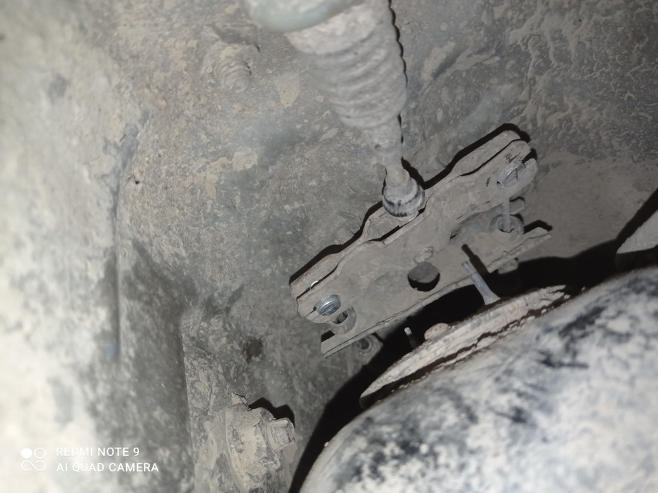 Трос ручника порвался. — Toyota RAV4 (I), 2 л, 1995 года | своими ...