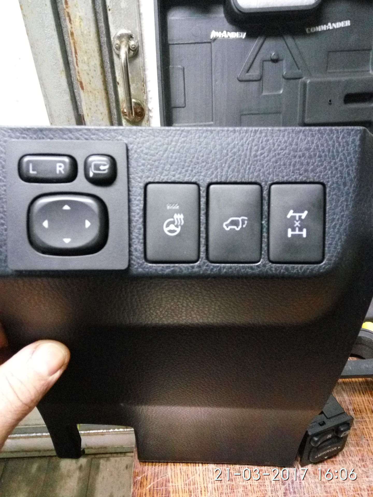 Рав 4 кнопку. Toyota rav4 кнопка переключения регулировки зеркал. Кнопки Toyota rav4. Блок управления зеркалами с подсветкой Toyota. Кнопка TRC на рав 4 2011.