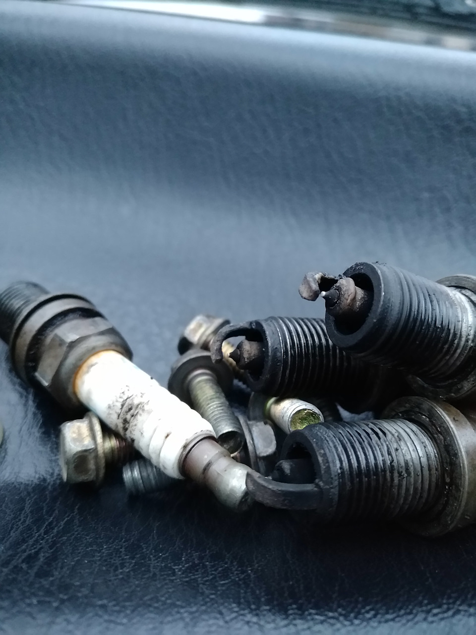 Состояние старых свечей зажигания, IZFR6B, отходили свой ресурс в 90к, может и больше — Mitsubishi Carisma. Запчасти на фото: IZFR6B