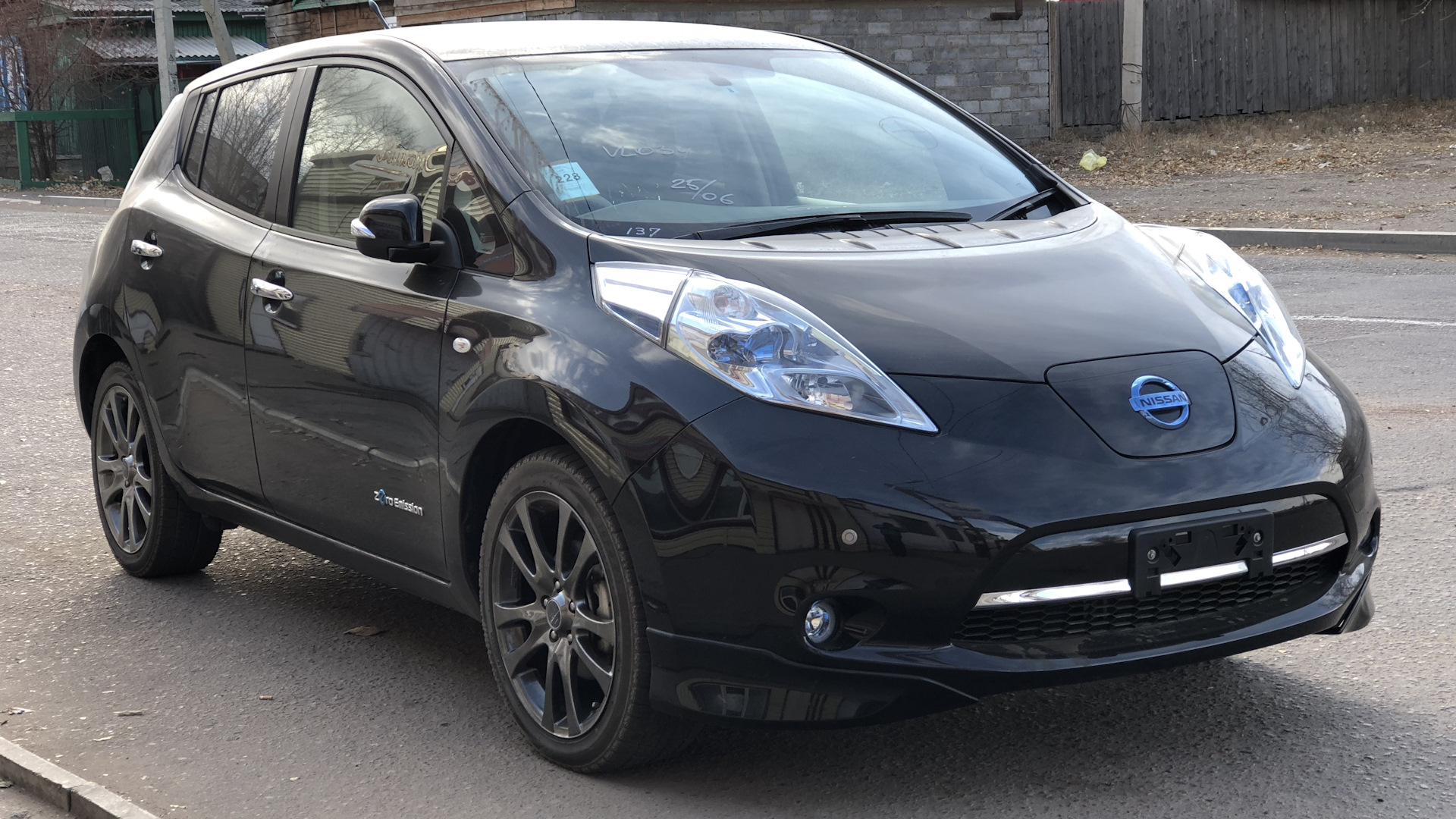 Nissan Leaf черный