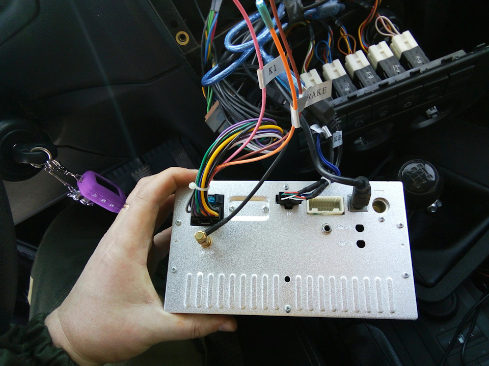 Как определить плюс на магнитоле. Магнитола пионер плюс минус провода. Плюс и минус на штекере магнитоле пионер. Фиат альбеа магнитола. Подключить магнитолу плюс.