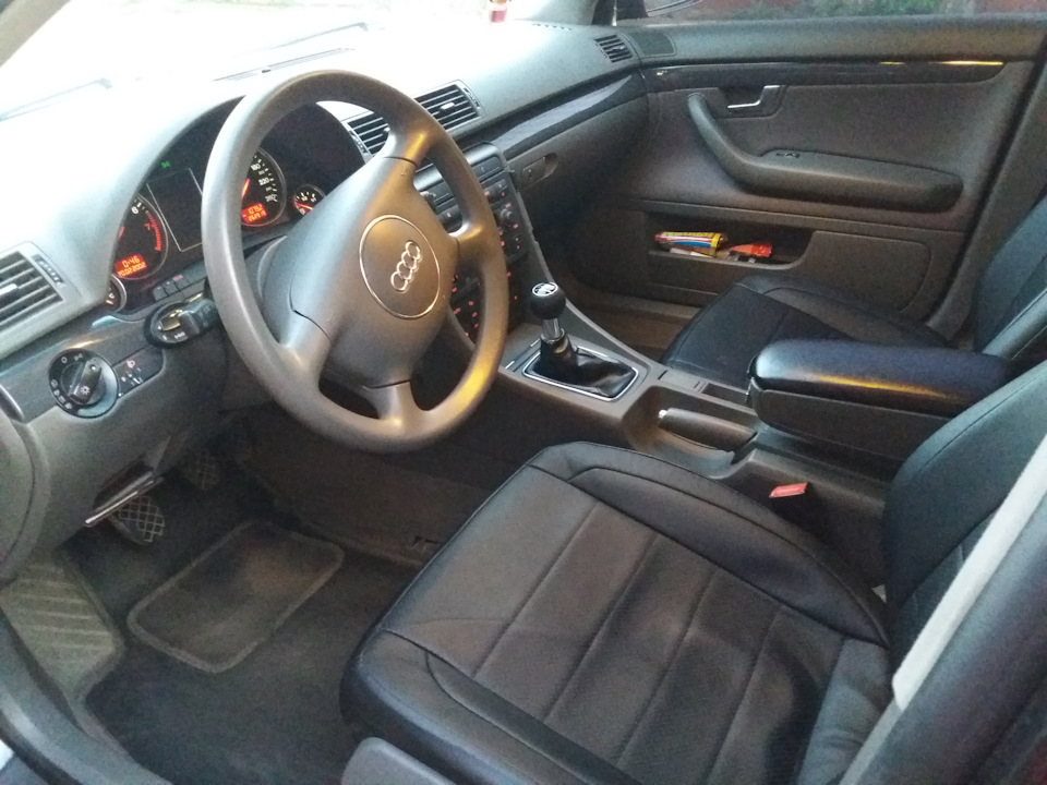 №15 Крышка подлокотника в черный кож.зам — Audi A4 (B6), 2,4 л, 2003 ...