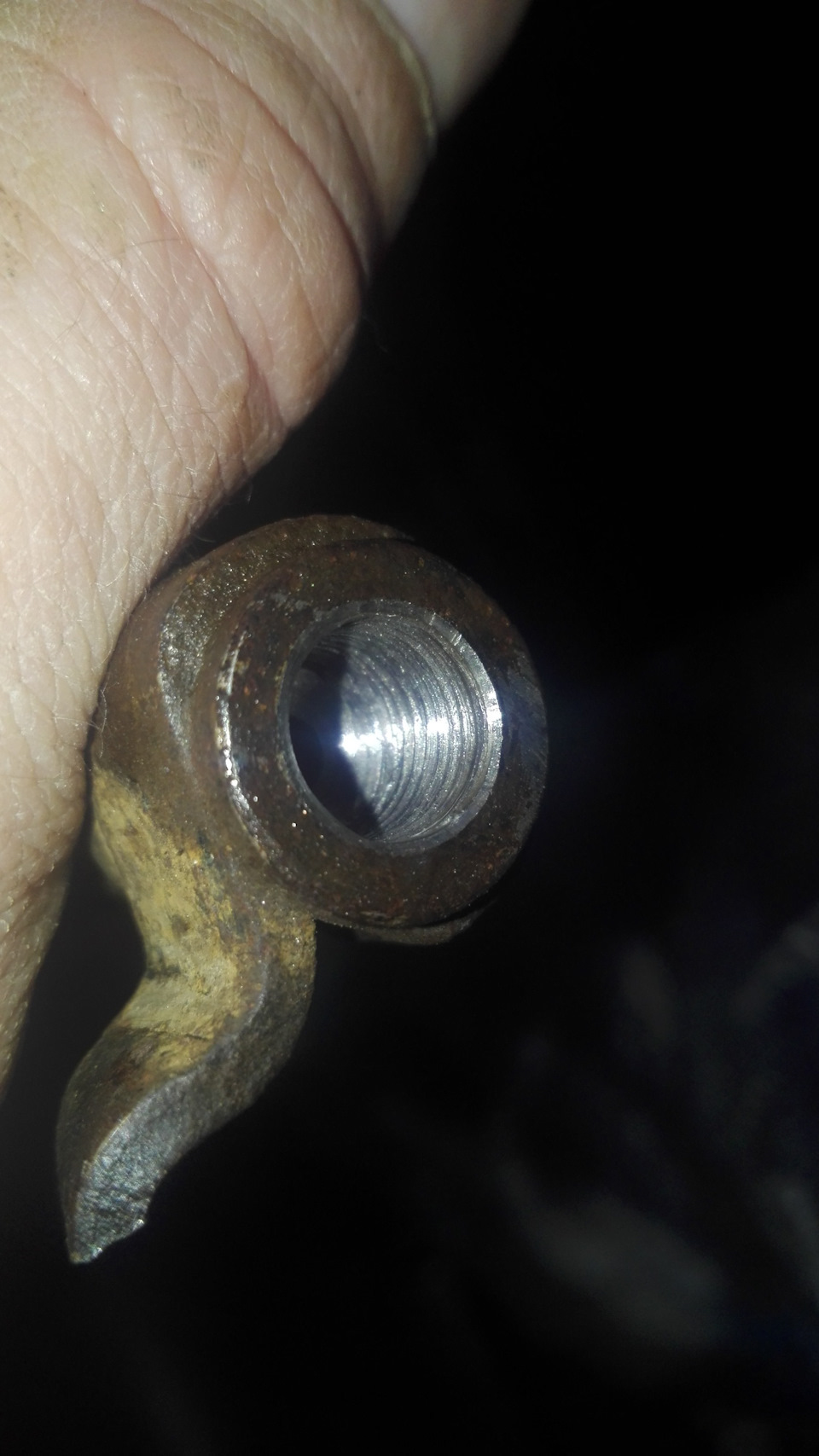 Получаем место для штуцера Z105 — Chrysler Town and Country IV