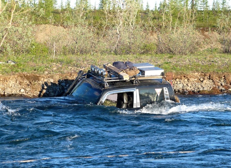 Уаз едет под водой