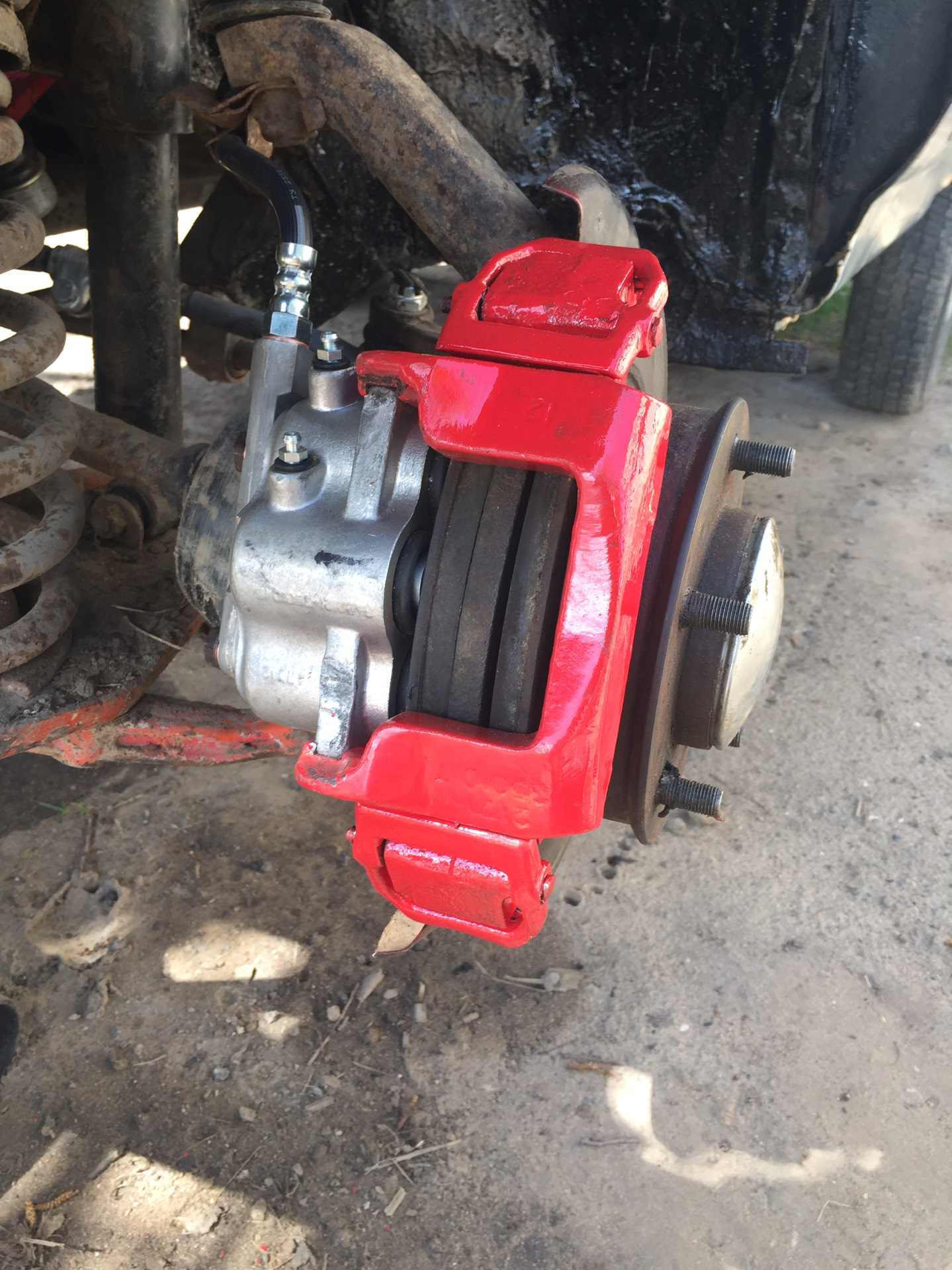 Тормоза от 2108 на ниву шевроле. Тормозные суппорта 2108 на ниву шевроле. Крепление суппорта 2108. Установка суппортов на ниву от ваз. Суппорт ваз 2108 на ниву шевроле.