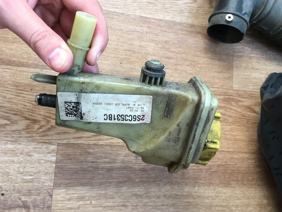 4. Бачок ГУР оригинал. Засорена сеточка в бачке, теоретически можно почистить. — Ford Fiesta (Mk V). Запчасти на фото: 2S6C3531BC