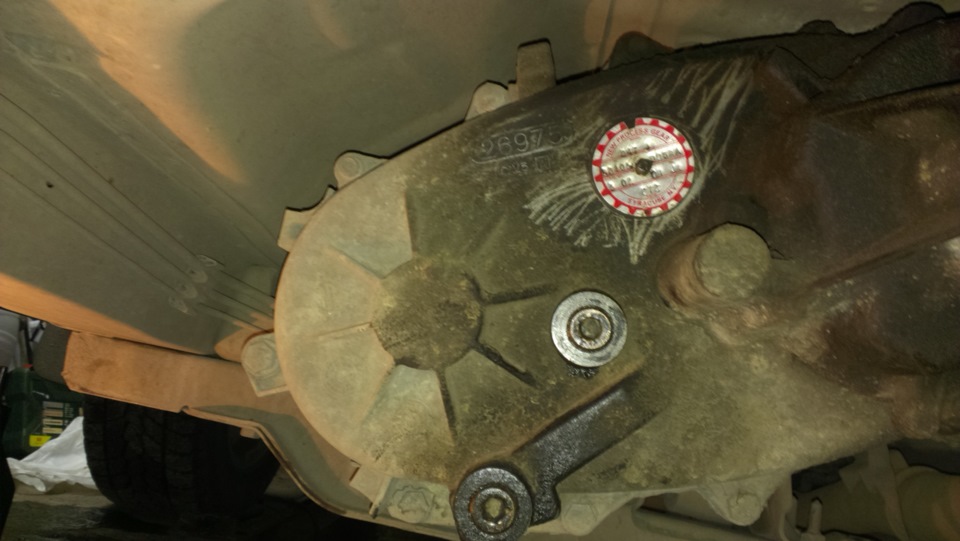 Jeep grand замена масла. Фланец раздатки Jeep ZJ. 2001 Jeep WJ опора раздатки. Jeep Grand Cherokee 2.7 масло в раздатку. Заливная пробка Гранд Чероки 2014.