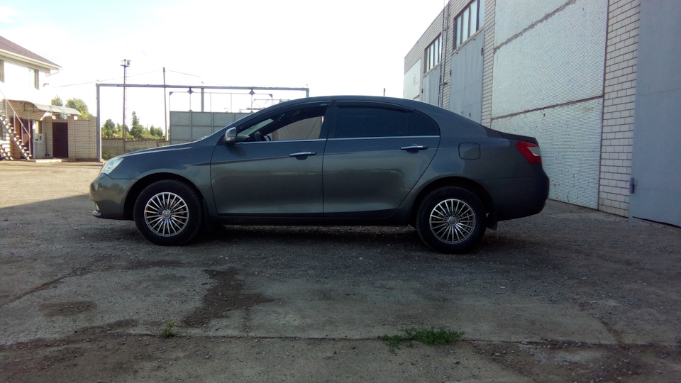 Фото с полностью замененными стойками и пружинами по кругу. — Geely Emgrand EC7 FE-1