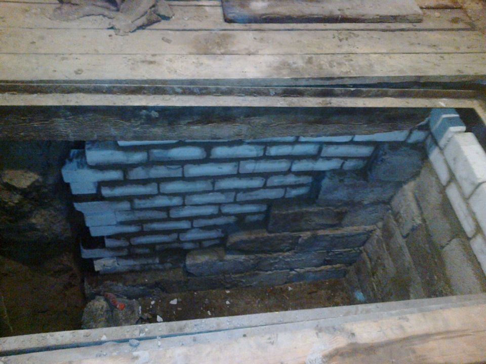 Первый ряд как выставить из шлакоблока яма в гараже. Септик из керамзитобетонных блоков. Септик из шлакоблока. Шлакоблоки яма. Шлакоблоки яма.