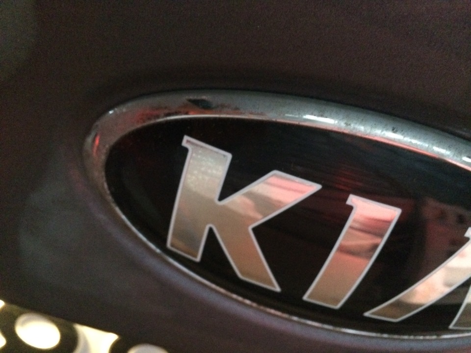 Значки киа рио 3. Значок Киа к2. Прикольные значки Киа. Nissan Murano 2014 значок на задней двери. Значок Киа стрелочка.
