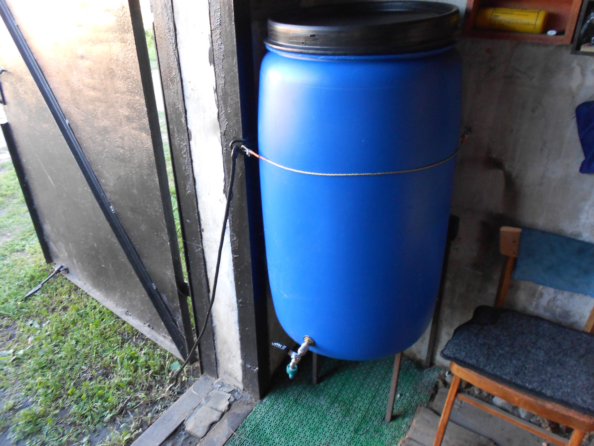Забор воды из бочки. Бочка Керхер складная 200л. Емкость для воды в гараж. Бочек с водой для мойки. Бочка в гараже для мойки.