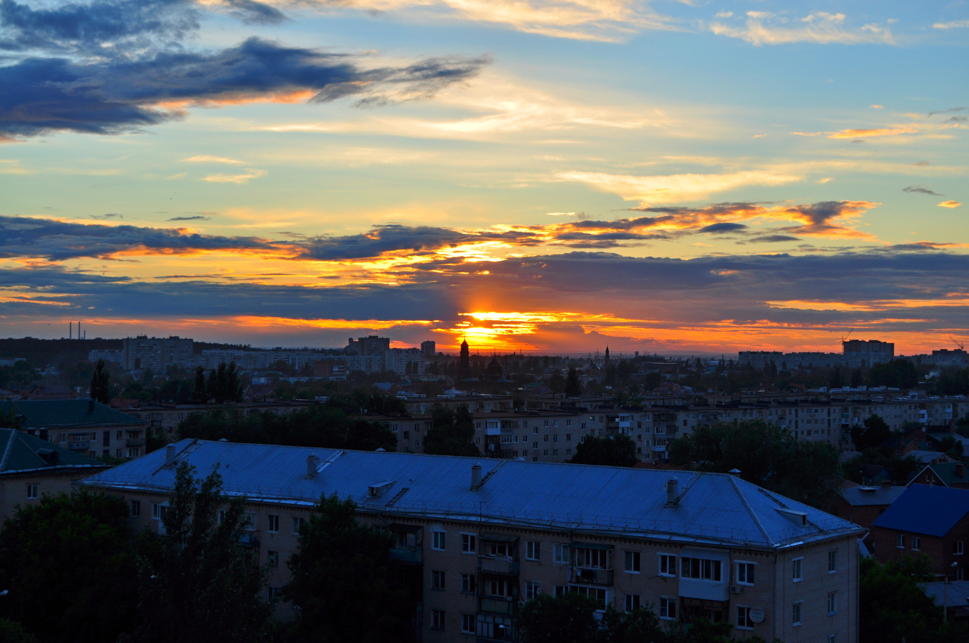 Над городом. Закат над городом. Пермь рассвет над городом. Красивый закат над городом Новоуральск.