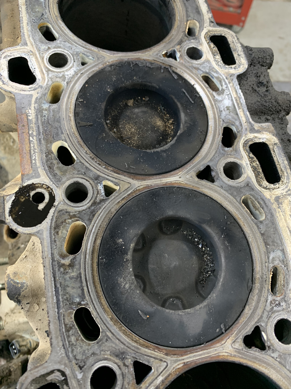 А на этом фото в углублении 2-го поршня (нижний на фото) видны 5 четких точек по кругу — это следы от подачи топлива с форсунки. Она его не распыляла, а лила 5-ю струями. На других такого нет. — Nissan X-Trail II (t31)