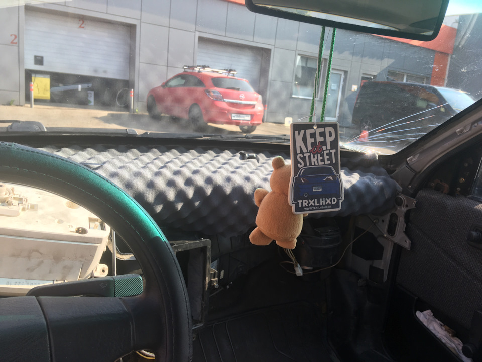 Шумка под торпедой — Volkswagen Passat B3, 1,8 л., 1989 года | своими ...