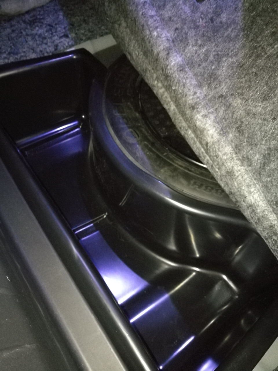 Очень удобно, когда нужно достать запаску, просто вынимается контейнер со всем хламом и вперед. Иначе нужно вынимать весь хлам по очереди. — Lada Vesta (1G)